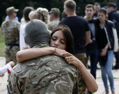 Боец батальона "Азов" с девушкой