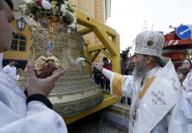 Metropolitan Onufry sanctify the bell of All Saints