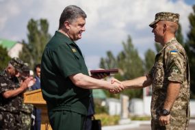 Петро Порошенко вручає державну нагороду військовослужбовцю