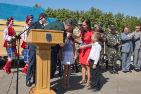 Petr Poroshenko presenting a warrant for the apartment to the family of a soldier