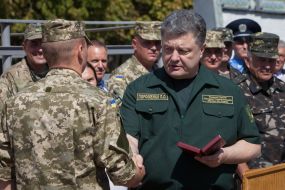 Petr Poroshenko award state decorations soldier