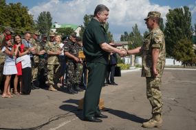 Petr Poroshenko award state decorations soldier