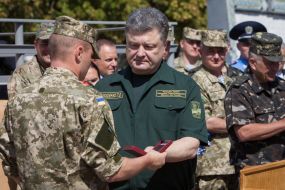 Petr Poroshenko award state decorations soldier