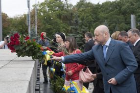 Олександр Турчинов під час покладання квітів до пам'ятника загиблим міліціонерам