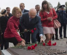 Олександр Турчинов під час покладання квітів до пам'ятника загиблим міліціонерам