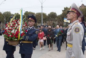 Церемонія покладання квітів до пам'ятника загиблим міліціонерам