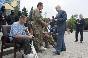 Олександр Турчинов вручає медаль