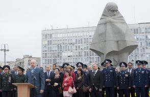Олександр Турчинов біля пам'ятника загиблим міліціонерам