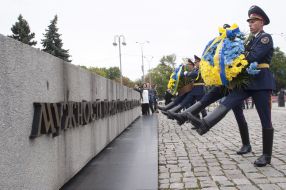 Церемонія покладання квітів до пам'ятника загиблим міліціонерам