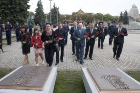 Церемонія покладання квітів до пам'ятника загиблим міліціонерам