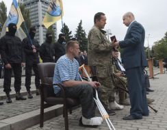 Олександр Турчинов вручає медаль