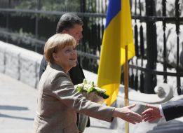 Petr Poroshenko and Angela Merkel