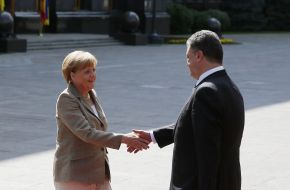 Petr Poroshenko and Angela Merkel