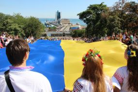 Odessa citizens covered Potemkin Stairs with Ukrainian flag
