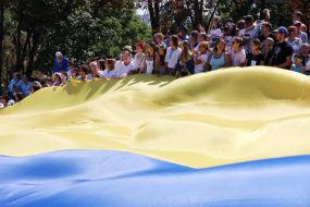 Odessa citizens covered Potemkin Stairs with Ukrainian flag