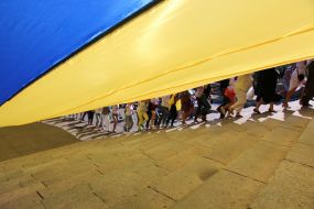 Odessa citizens covered Potemkin Stairs with Ukrainian flag