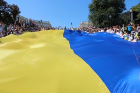 Odessa citizens covered Potemkin Stairs with Ukrainian flag
