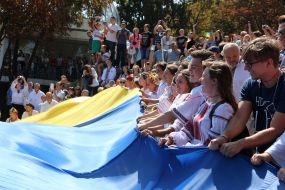 Odessa citizens covered Potemkin Stairs with Ukrainian flag