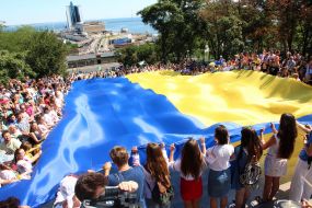 Odessa citizens covered Potemkin Stairs with Ukrainian flag