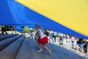 Odessa citizens covered Potemkin Stairs with Ukrainian flag
