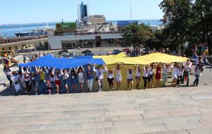 Odessa citizens covered Potemkin Stairs with Ukrainian flag