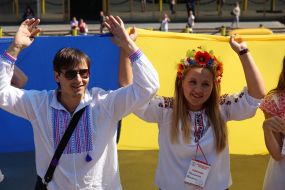 Odessa citizens covered Potemkin Stairs with Ukrainian flag