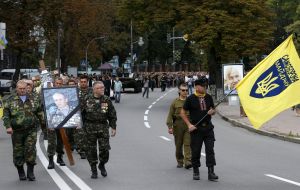 Veterans of Afghanistan carrying a portrait of Oleg Mikhnyuk