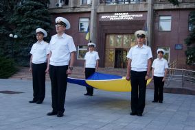 The police officers kept the national flag of Ukraine