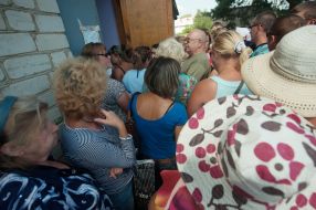 Refugees in line for humanitarian aid