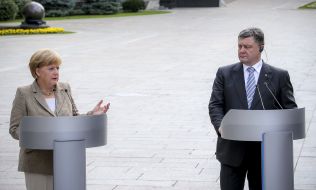 Petr Poroshenko and Angela Merkel