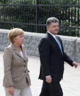 Petr Poroshenko and Angela Merkel