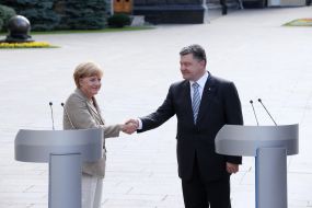 Petr Poroshenko and Angela Merkel