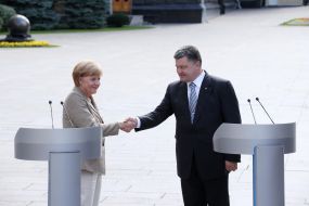 Petr Poroshenko and Angela Merkel