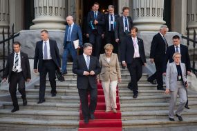 Petr Poroshenko and Angela Merkel