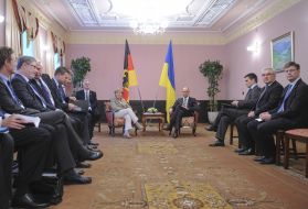 Arseniy Yatsenyuk and Angela Merkel