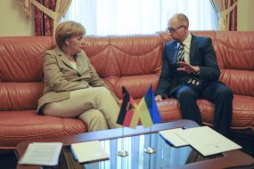 Arseniy Yatsenyuk and Angela Merkel