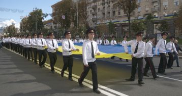 Students carry uncompressed flag of Ukraine