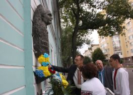 Laying of flowers to memorial bust of Chornovil