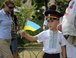 Хлопчик у вишиванці тримає прапорець України