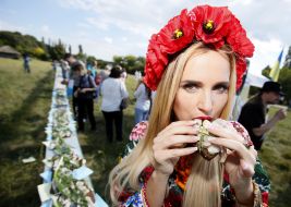 Девушка ест бутерброд с салом