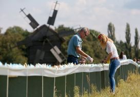 В "Пирогово" приготовили самый большой бутерброд с салом