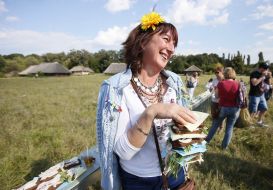 В "Пирогово" приготовили самый большой бутерброд с салом