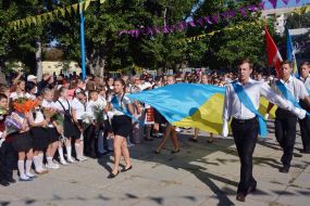 Students carry uncompressed flag of Ukraine