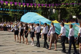 Students carry uncompressed flag of Ukraine