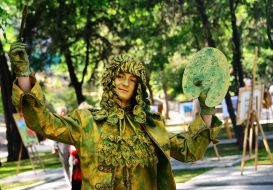 Living statue