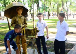Living statue