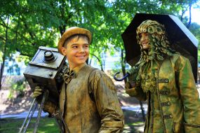 Living statue