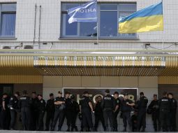 Law enforcement officers near the "Antonov"