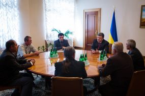 Petr Poroshenko with the liberated Ukrainians