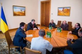 Petr Poroshenko with the liberated Ukrainians